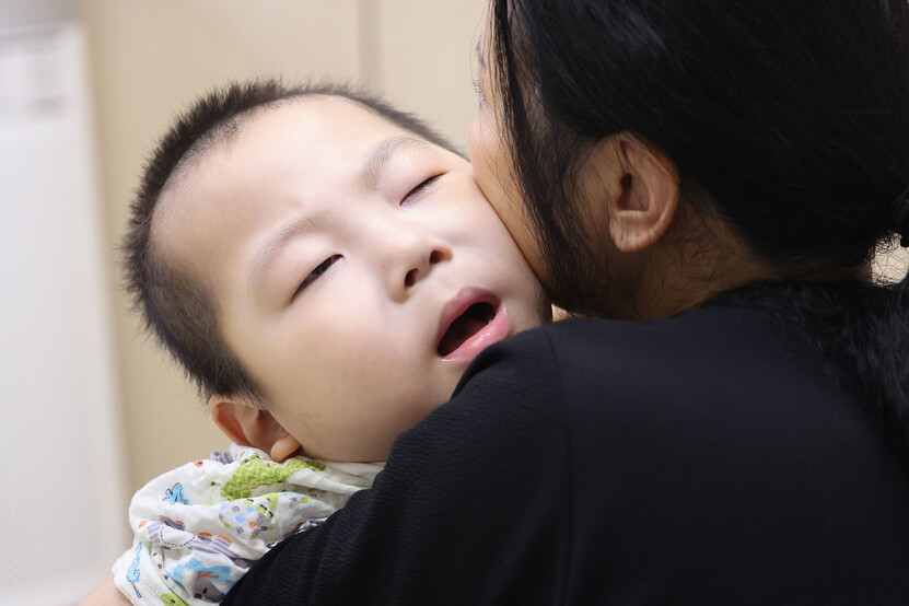 희귀병인 웨스트 증후군을 앓고 있는 민준이가 어머니의 품에 안겨 있다. 방금 전까지도 짜증을 부리던 민준이는 엄마의 온기가 닿자 표정이 온화해졌다. 백소아 기자 thanks@hani.co.kr