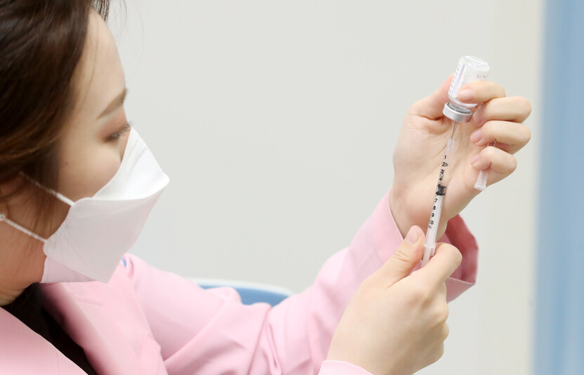 2일 오전 서울 마포구 보건소에서 한 의료진이 보건의료단체장 아스트라제네카 코로나19 백신 접종을 앞두고 백신을 주사기에 담고 있다. 연합뉴스