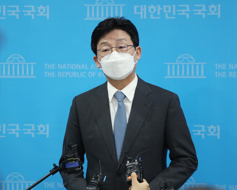 국민의힘 유승민 대선 예비후보가 23일 서울 여의도 국회 소통관에서 "당 대표를 흔드는 윤석열 캠프 인사들의 잇따른 도발에 대해 윤석열 후보의 직접 사과를 요구한다"는 내용의 긴급 기자회견을 마친 뒤 기자들과 질의응답을 하고 있다. 연합뉴스