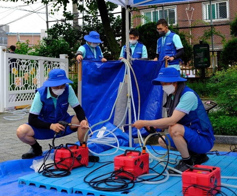 삼성전자서비스가 11일 서울 관악신사시장 인근에서 수해 전자제품 무상점검 및 수리를 진행하고 있다. 삼성전자 제공