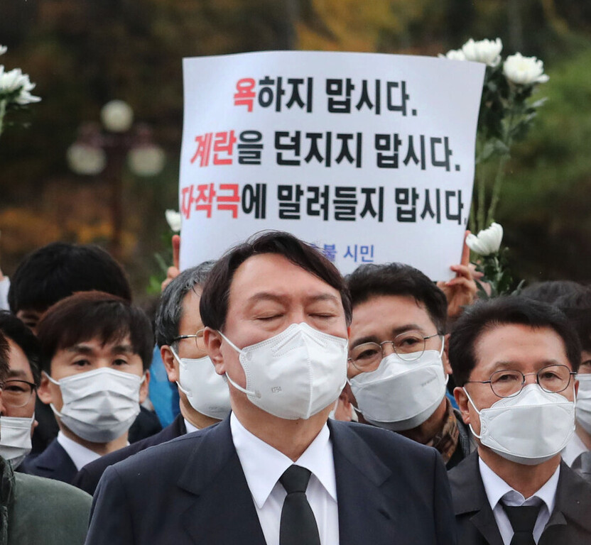 윤석열 대통령이 국민의힘 대선 후보 시절인 지난해 11월10일 광주 5·18민주묘지를 방문해 참배하려다 시민들에게 가로막혀 멈춰선 채 눈을 감고 있다. 공동취재사진