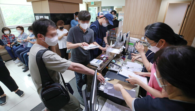 얀센 백신 접종이 시작된 10일 오전 서울 성동구에 있는 코로나19 백신접종 위탁 의료기관이 백신 접종자 및 내원객들로 붐비고 있다. 연합뉴스
