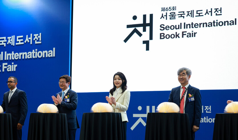 지난 6월14일 서울 강남구 코엑스에서 열린 ‘2023 서울국제도서전' 개막식에 참석한 박보균 문화체육관광부 장관(왼쪽에서 두 번째)과 윤철호 대한출판문화협회 회장(맨 오른쪽)의 모습. 둘 사이에 김건희 여사가 서 있다. 윤운식 선임기자 yws@hani.co.kr