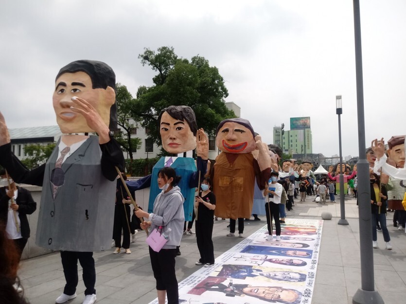 광주시민들이 지난 5월16일 광주광역시 동구 금남로 일대에서 5·18민주화운동 희생자들을 기리는 인형을 들고 행진하고 있다. 5·18민중항쟁기념행사위원회 제공