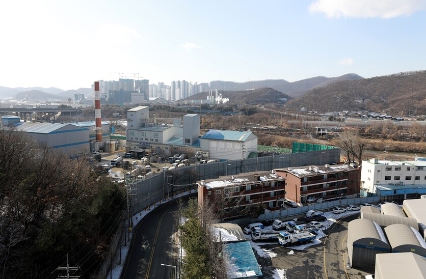 지난해 1월 경기도 안양시 만안구 석수동 연현마을 ㄹ아파트의 한 동 옥상에서 본 아스콘 공장의 모습. &lt;한겨레21&gt; 류우종 기자