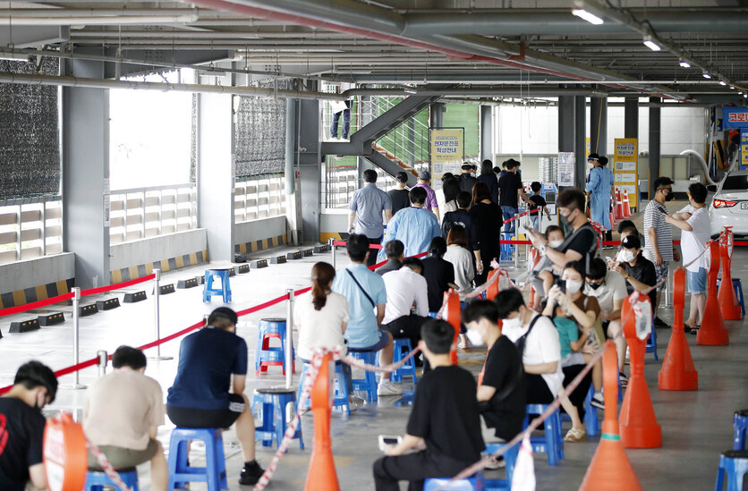 3일 오후 광주 북구 선별진료소에 코로나19 감염증 진단 검사를 위한 줄이 길게 늘어서 있다. 최근 전국의 신규 확진자가 4주째 1천 명대를 기록한 가운데 광주·전남도 추가 확진자가 잇따르고 있다. 연합뉴스