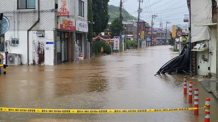 15일 공주 옥룡동 거리에 물이 차 있다. 공주시 제공