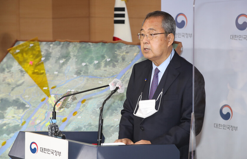 김수삼 김해신공항 검증위원장이 17일 오후 정부서울청사에서 김해신공항 검증 결과를 발표하고 있다. 연합뉴스