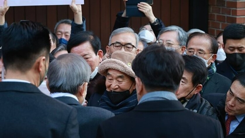 이재오 국민의힘 상임고문이 지난해 12월30일 특별사면된 이명박 전 대통령과 악수하고 있다. &lt;오마이뉴스&gt;