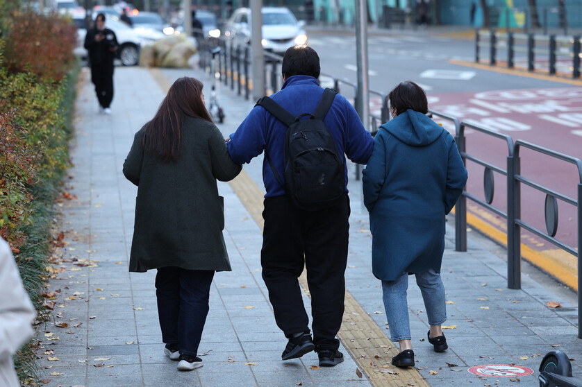 2023학년도 대학수학능력시험일인 17일 오후 서울 서초고 반포고등학교에서 시험을 마친 수험생이 가족들과 집으로 돌아가고 있다. 연합뉴스