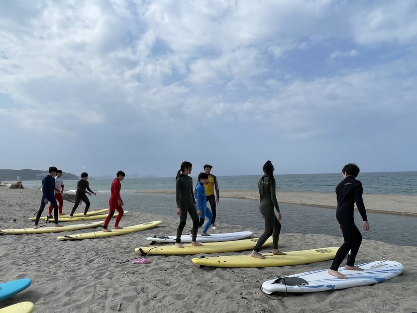 양양중학교의 동아리 ‘써사모’ 학생들은 매주 금요일 바닷가에서 서핑을 한다. 양양중학교 제공