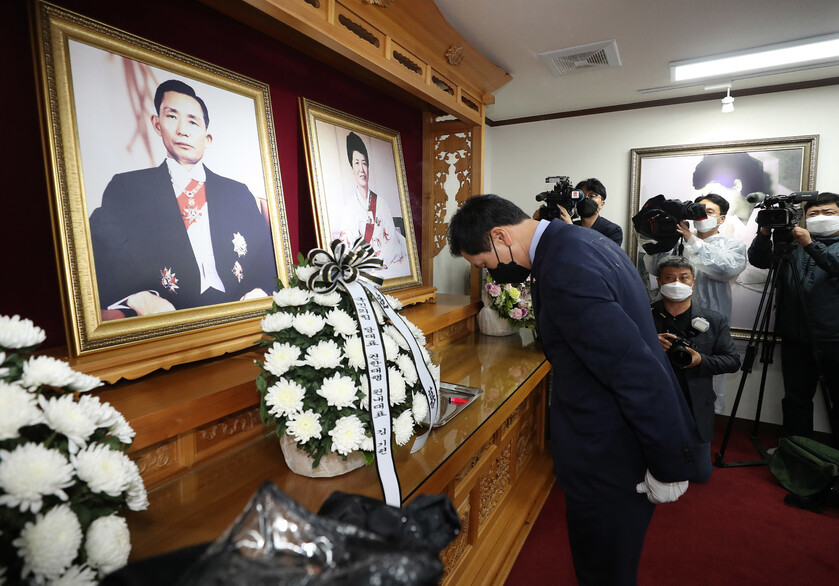 국민의힘 김기현 당 대표 권한대행 겸 원내대표가 20일 경북 구미시 상모동에 있는 박정희 전 대통령의 생가를 찾아 박 전 대통령을 추모하고 있다. 연합뉴스 국민의힘 김기현 당 대표 권한대행 겸 원내대표가 20일 경북 구미시 상모동에 있는 박정희 전 대통령의 생가를 찾아 박 전 대통령을 추모하고 있다. 연합뉴스