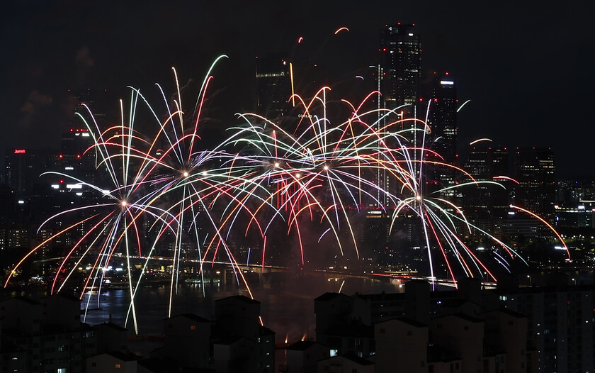 지난해 10월 서울 여의도 한강공원 일대에서 ‘서울세계불꽃축제 2022'가 열리고 있다. 연합뉴스