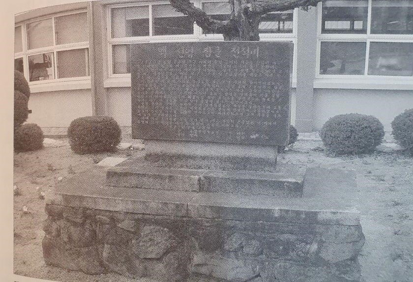 군사편찬연구소가 발간한 한국전쟁사 5편에서 ‘백선엽 공적비’ 사진 등이 실리는 등 백 장군의 공적이 지나치게 미화됐다는 지적이 나온다.