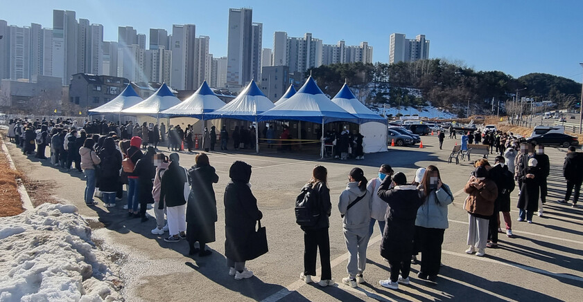 지난 6일 강원 강릉시 한 선별진료소에 초등학교 확진자와 관련된 학생과 학부모들이 코로나19 검사를 받기 위해 차례를 기다리고 있다. 연합뉴스