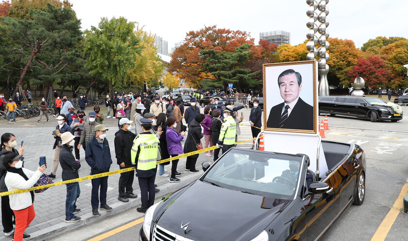 지난 30일 서울 송파구 올림픽공원에서 열린 노태우 전 대통령의 국가장 영결식 뒤 운구 행렬이 서울추모공원으로 향하고 있다. 사진공동취재단