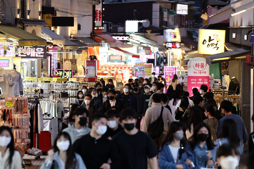 정부가 사회적 거리두기를 도입 2년 1개월 만에 전면 해제를 결정한 15일 오후 홍대거리가 붐비고 있다. 연합뉴스.