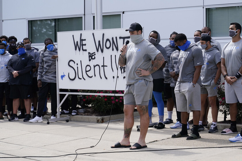 미 프로풋볼리그(NFL)의 디트로이트 라이언스 선수들이 25일 미시간주 앨런파크에서 훈련을 중단한 채 블레이크 총격에 대한 항의시위를 열었다. 수비수 테일러 데커가 마이크를 들고 발언하고 있다. 앨런파크/AP 연합뉴스