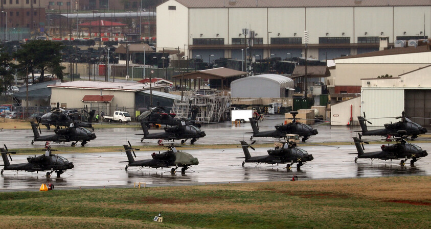 지난 13일 한국 합동참모본부가 주도하는 위기관리참모훈련(CMST)에 참가한 헬기들이 경기 평택시 캠프 험프리스에 늘어서 있다. 연합뉴스