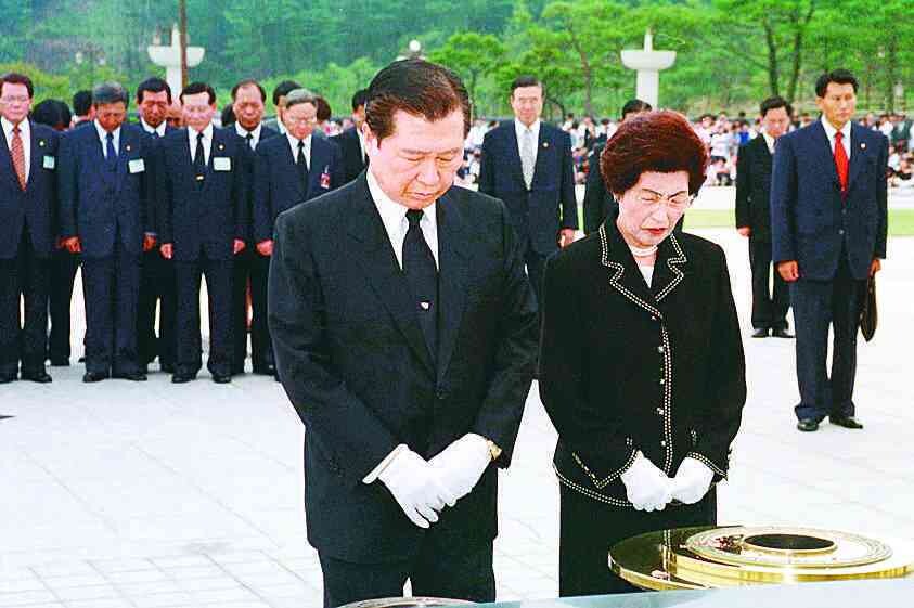 전두환과 신군부는 1980년 5월18일에 광주에서 시민들을 학살했다. 김대중과 이희호는 대통령에 당선된 뒤 1998년 8월26일에 광주 5·18묘역을 찾아 참배했다. 현직 대통령으로서는 처음이었다고 한다. 강재훈 기자의 사진이다.
