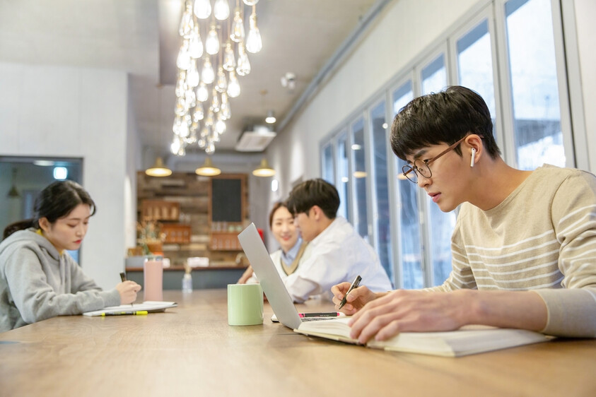국가가 인정한 청년의 연령대를 벗어나 세금 우대도 못 받는 처지에 이르렀다. 어디 세금뿐인가. 청년 임대주택, 일자리를 찾는 청년에게 제공되는 지원금, 청년 우대 대출은 물론이고 사회 초년생을 위한 각종 예금·보험도 가입할 수 없다. 심지어 서울시 내 청년 공간도 예약할 수 없다. 게티이미지뱅크
