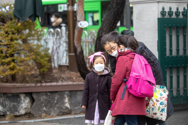 2021학년도 첫 등교를 시작한 2일 오전 서울 강남구 포이초등학교에서 학생들이 엄마와 인사하고 있다. 사진공동취재단