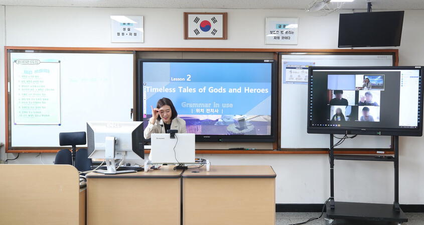 20일 오전 서울 종로구 서울농학교 중등 3학년 1반 교실에서 김명랑 선생님이 영어과목 온라인수업을 진행하고 있다. 공동취재사진