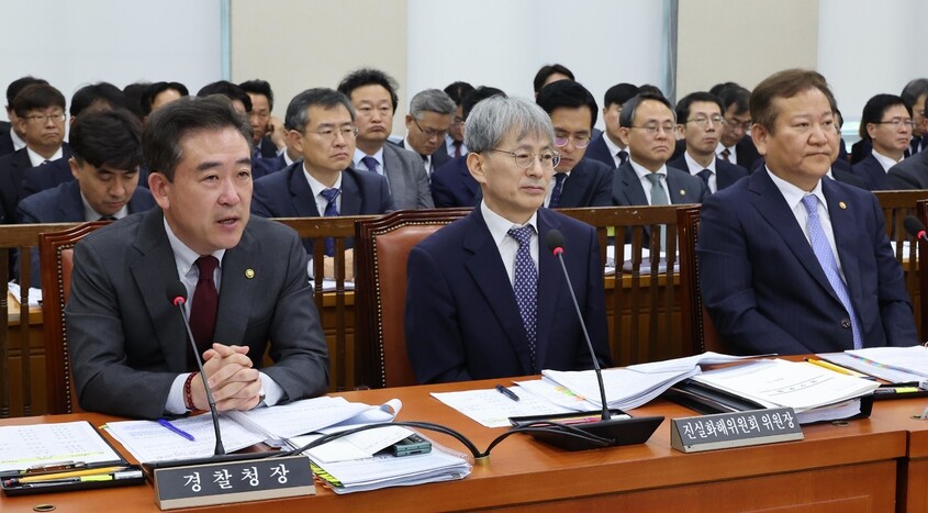 26일 오후 국회 행안위 국정감사장에 출석한 김광동 진실화해위 위원장(가운데). 김봉규 기자 bong9@hani.co.kr