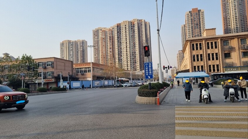 지난달 27일 중국 후베이성 우한 화난수산시장 앞 도로에 차량이 지나고 있다. 왼쪽 하늘색 가벽이 세워진 곳이 코로나19 바이러스가 출연한 것으로 지목되는 서쪽 시장이다. 우한/최현준 특파원