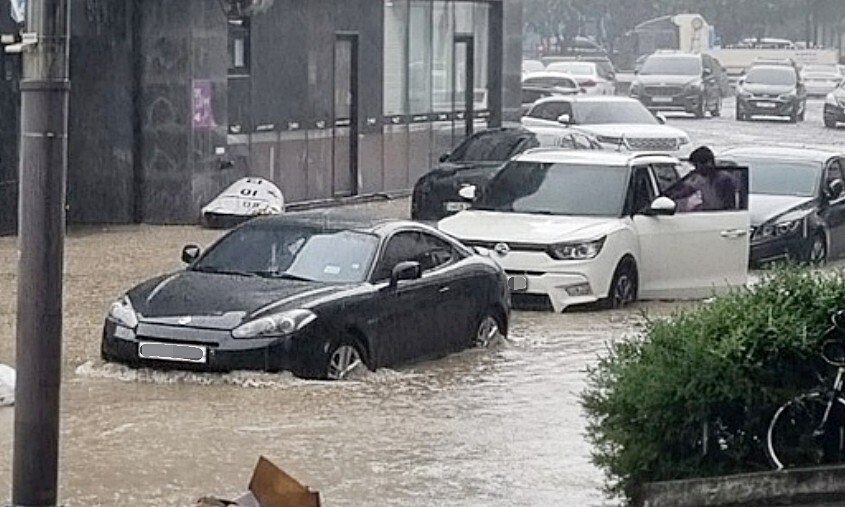 충남 서산시 예천동 도로가 지난 6월29일 갑자기 쏟아진 폭우에 물이 차오르고 있다. 서산시 제공