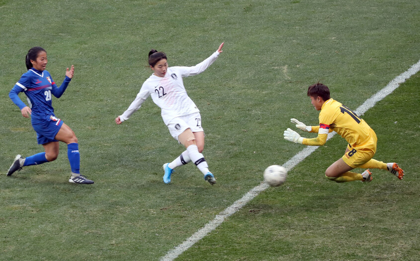 한국의 강채림(가운데)이 15일 오후 부산 아시아드주경기장에서 열린 대만과의 2019 동아시아축구연맹(EAFF) E-1 풋볼 챔피언십 여자부 2차전에서 전반 29분 선제골을 넣고 있다. 부산/연합뉴스