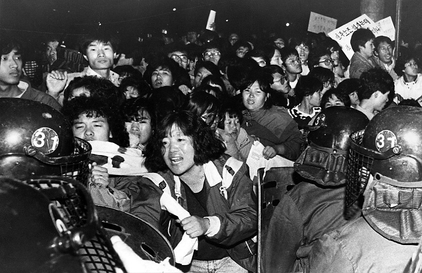 6공화국 출범 첫해인 1988년 10월27일 서울 구로공단의 신애전자 노동자들이 노조탄압에 항의하는 시위를 벌이다 강제해산되고 있다. &lt;한겨레&gt; 자료사진