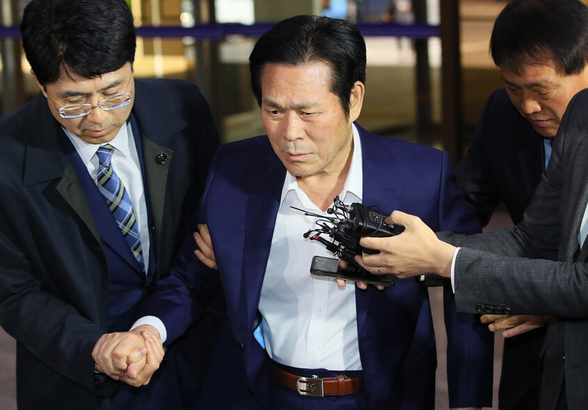 2018년 4월 성폭행 혐의로 고소를 당한 이재록 만민중앙교회 목사가 서울 종로구 서울경찰청에 출석하고 있다. 연합뉴스 2018년 4월 성폭행 혐의로 고소를 당한 이재록 만민중앙교회 목사가 서울 종로구 서울경찰청에 출석하고 있다. 연합뉴스
