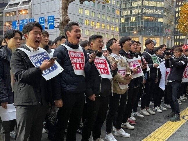 일본 정부의 조선고급학교 고교 무상화 배제에 항의하는 조선학교 학생들이 15일 도쿄 지요다구 문부과학성 앞에서 500번째 ‘금요행동’에 나서고 있다. 학생들은 2013년 5월부터 10년 넘게 매주 이곳에 모여 “전대미문의 부당한 민족차별을 절대 용납하지 않겠다”고 외쳤다. 도쿄/김소연 특파원 dandy@hani.co.kr