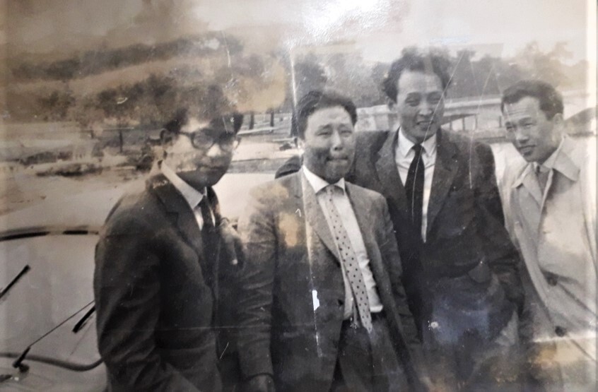 1962년 9월 파리 근교의 모네의 집에 놀러 간 이기양씨와 친구들. 왼쪽부터 정하룡(전 대한항공화물 사장), 이기양, 이일(전 홍익대 교수), 김석년(전 국제광고협회장)씨. 정하룡씨 제공
