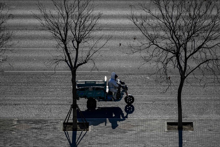 1일 중국 베이징에서 방호복을 입은 사람이 오토바이를 운전하고 있다. 베이징/AFP 연합뉴스
