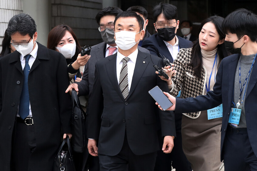 지난 10일 서울 서초동 서울중앙지법에서 열린 ‘도이치모터스 주가조작 사건’ 1심 판결에서 유죄를 선고받은 권오수 전 도이치모터스 회장이 법정 밖으로 나서고 있다. 연합뉴스