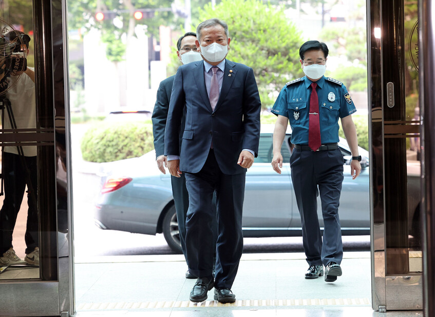 이상민 행정안전부 장관(가운데)이 5월9일 오후 김창룡 경찰청장(오른쪽)과 면담을 위해 서울 서대문구 경찰청을 방문했다. 연합뉴스