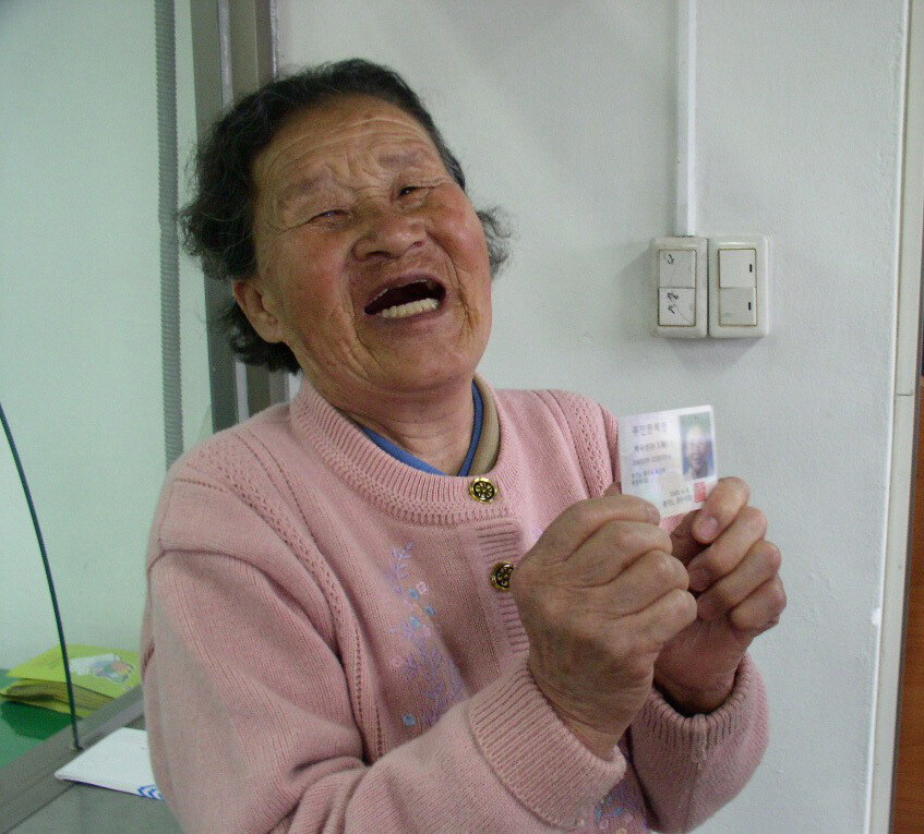 박옥선 할머니가 2003년 최근 한국 국적을 회복해 난생처음 주민등록증을 발급받고 기쁨을 갖추지 못하고 있다. 연합뉴스