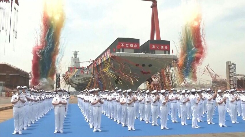 17일 중국 상하이 장난조선소에서 중국의 세번째 항공모함인 푸젠함 진수식이 열리는 모습이 중국중앙텔레비전(CCTV)을 통해 방송되고 있다. AFP 연합뉴스