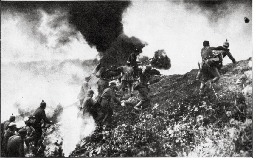 모르옴에서 화염방사기를 들고 진격하는 독일군 병사들. 베르됭 전투에서 처음 등장한 화염방사기는 프랑스군에게 공포의 대상이었다. 교양인 제공
