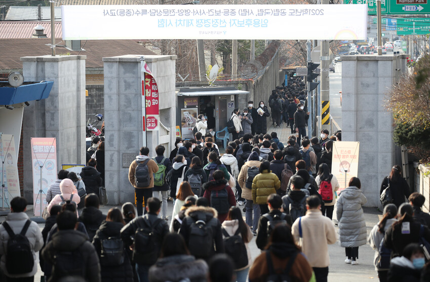 신종코로나바이러스감염증(코로나19)이 급속히 확산하는 가운데 21일 서울 용산고등학교에서 치러진 2021학년도 서울시 공립(국립,사립) 중등교사, 보건·사서·영양·전문상담·특수(중등)교사 임용후보자 선정경쟁 제1차시험을 마친 수험생들이 고사장을 나서고 있다. 연합뉴스