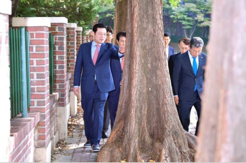 이용섭 광주시장(왼쪽)과 서대석 서구청장(오른쪽)이 지난해 광주시 서구 금호동 도시공사 1단지 아파트 앞 가로수로 막힌 인도 현장을 둘러보고 있다. 서구청 제공