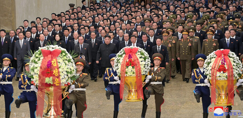 김정은 북한 국무위원장이 김정일 국방위원장 사망 12주기를 맞아 지난 16일 평양 금수산태양궁전을 참배했다고 조선중앙통신이 17일 보도했다. 조선중앙통신 연합뉴스