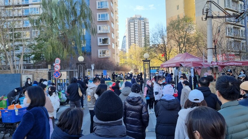 26일 중국 베이징 차오양구의 한 아파트 단지 입구에서 주민들이 봉쇄를 풀라는 시위를 하고 있다. 베이징/최현준 특파원