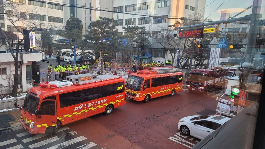 27일 오전 서울 강북구 강북구청에 투입된 경찰과 소방. 전국민주일반노조 제공