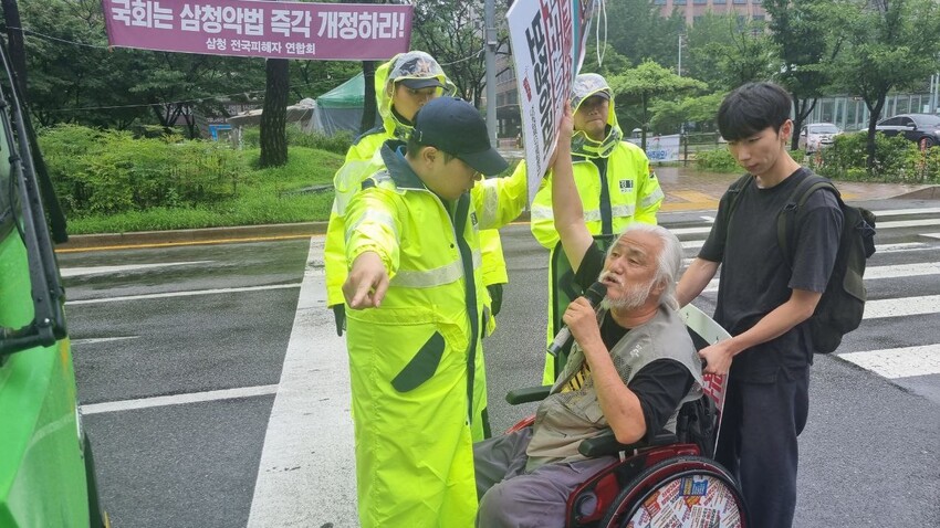 전국장애인차별철폐연대(전장연)이 14일 오후 2시께 서울 영등포구 국회의사당역 앞 버스정류장에서 버스 운행을 막아서는 기습 시위를 진행하고 있다. 전장연 제공