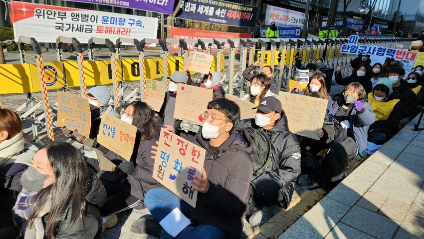 28일 낮 12시 서울 종로구 옛 주한일본대사관 앞 평화의소녀상 인근 평화로에서 ‘일본군 성노예제 피해자 추모제 및 2015 한일합의 규탄 1576차 정기 수요시위’가 열렸다. 박지영 기자