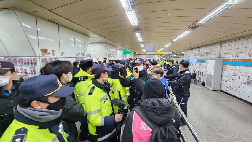 2일 오후 2시께 서울교통공사가 서울지하철 4호선 삼각지역 승강장에 전국장애인차별철폐연대(전장연)의 집회·시위를 막기 위해 철제 펜스를 설치했다. 박지영 기자