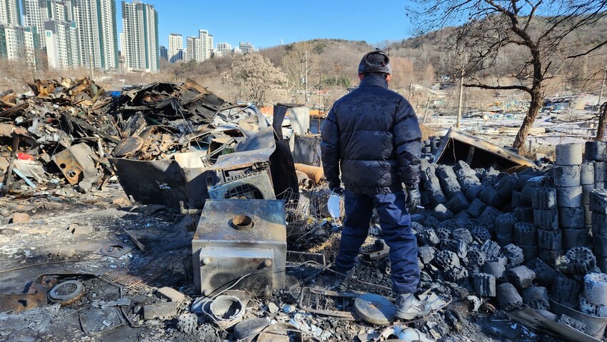 24일 정오께 서울 강남구 구룡마을 주민 유근우(68)씨가 잿더미로 변해버린 집터를 바라보고 있다. 박지영 기자